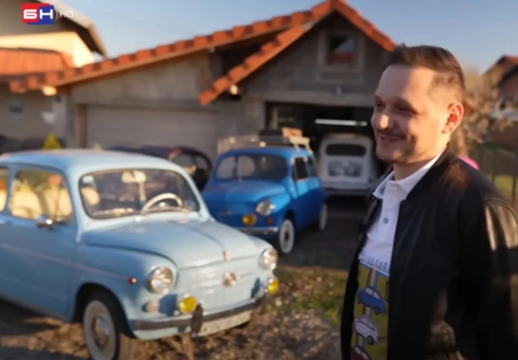 Oliver Janjić u garaži, među Fićama koje su mu ljudi dotjerali s povjerenjem